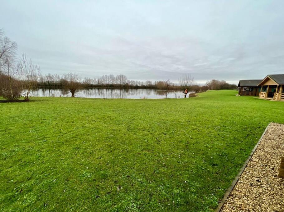 Lilly Lodge, Lake Pochard South Cerney Exterior foto